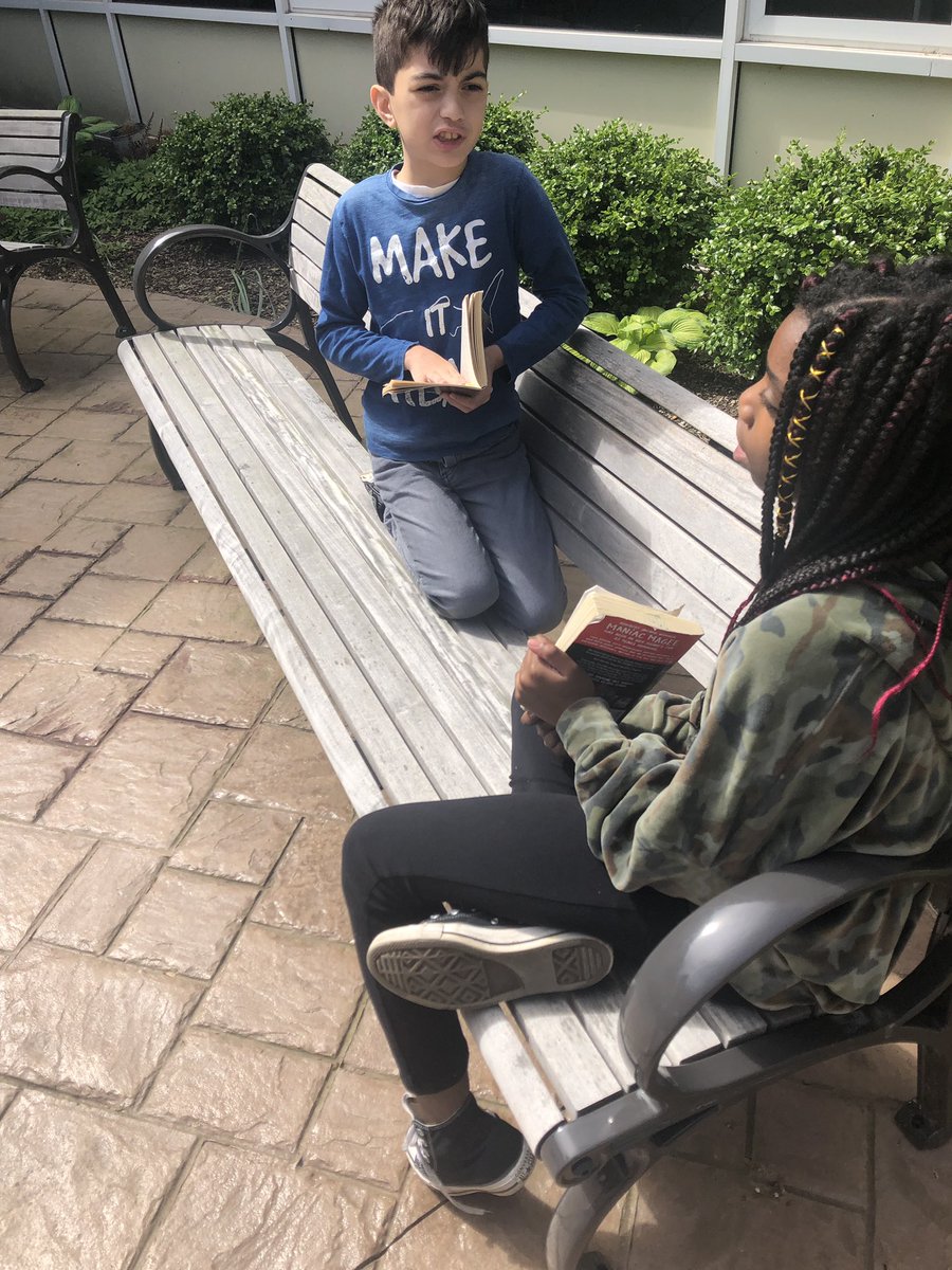 ckear4thgrade's tweet photo. Such a beautiful day to meet with our book clubs in our wonderful courtyard. @ViolaAchieves @violafourth https://t.co/m6qofCVgUS