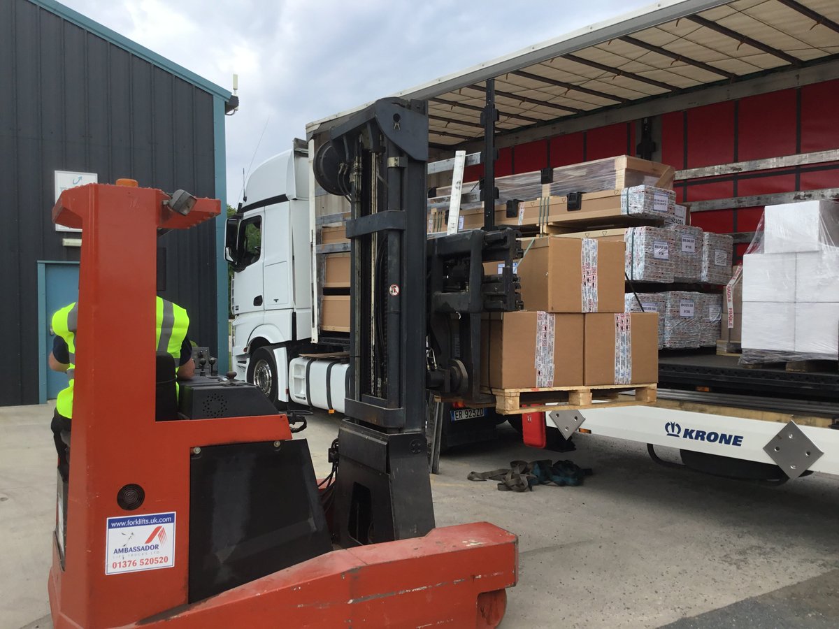TeseoUK's tweet photo. Hard at work unloading another stock order from Italy. Why not check out our website https://t.co/anOz1UTWgx for more information about our pipework.

#compresedair #aluminiumpipe #hollowbarsystem #Teseo #squarepipe #airquality #Airtracksystems #swingingarmbrackets #workbenches https://t.co/MLpZn22ANN