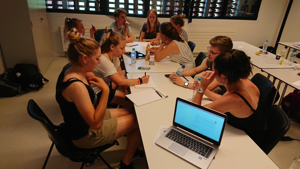 Steffen Liess erklärt den Studierenden der #htwchur wie das #cst funktioniert. Blockwoche zum Thema #LeistungssportSchweiz2019 durchgeführt vom Ressort #sportseconomics der #ehsm.