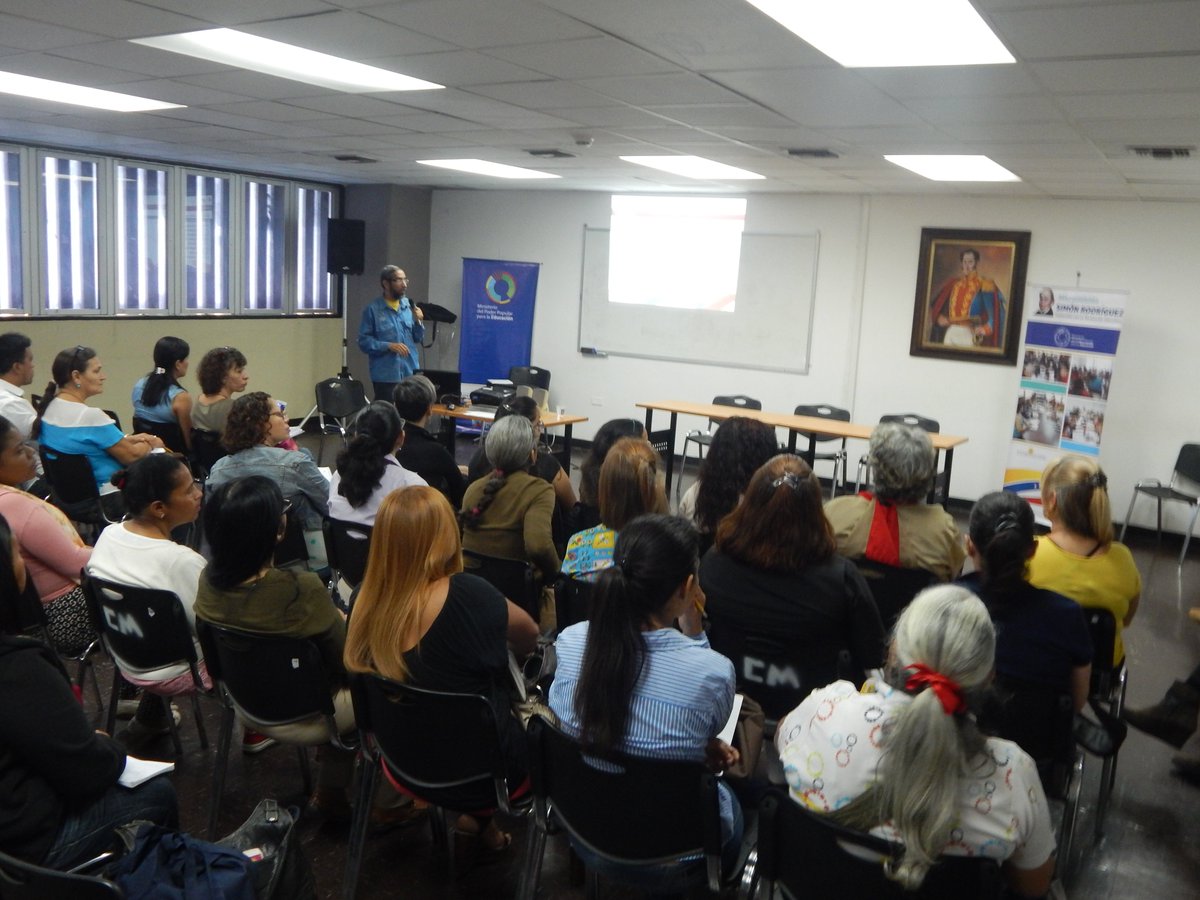 cen_araguaney's tweet photo. #EnDesarrollo ||👉SALA SIMÓN BOLÍVAR #CENAMEC SEMINARIO  INVESTIGACIÓN ACCIÓN, PARTICIPATIVA Y TRANSFORMADORA EN LA FORMACIÓN DOCENTE DE LA MICROMISIÓN SIMÓN RODRÍGUEZ A cargo de Douglas A. García Peña. Docente investigador del CENAMEC, con  Participantes del PNF Y PNFAE de MMSR https://t.co/yV4Gd7yPh8