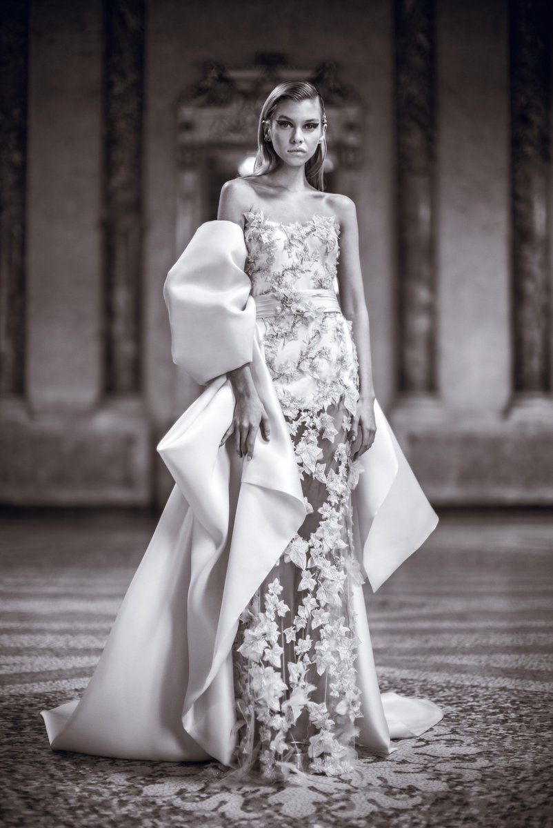 Voguefr On Twitter Atelier Versace Imagine Des Robes De