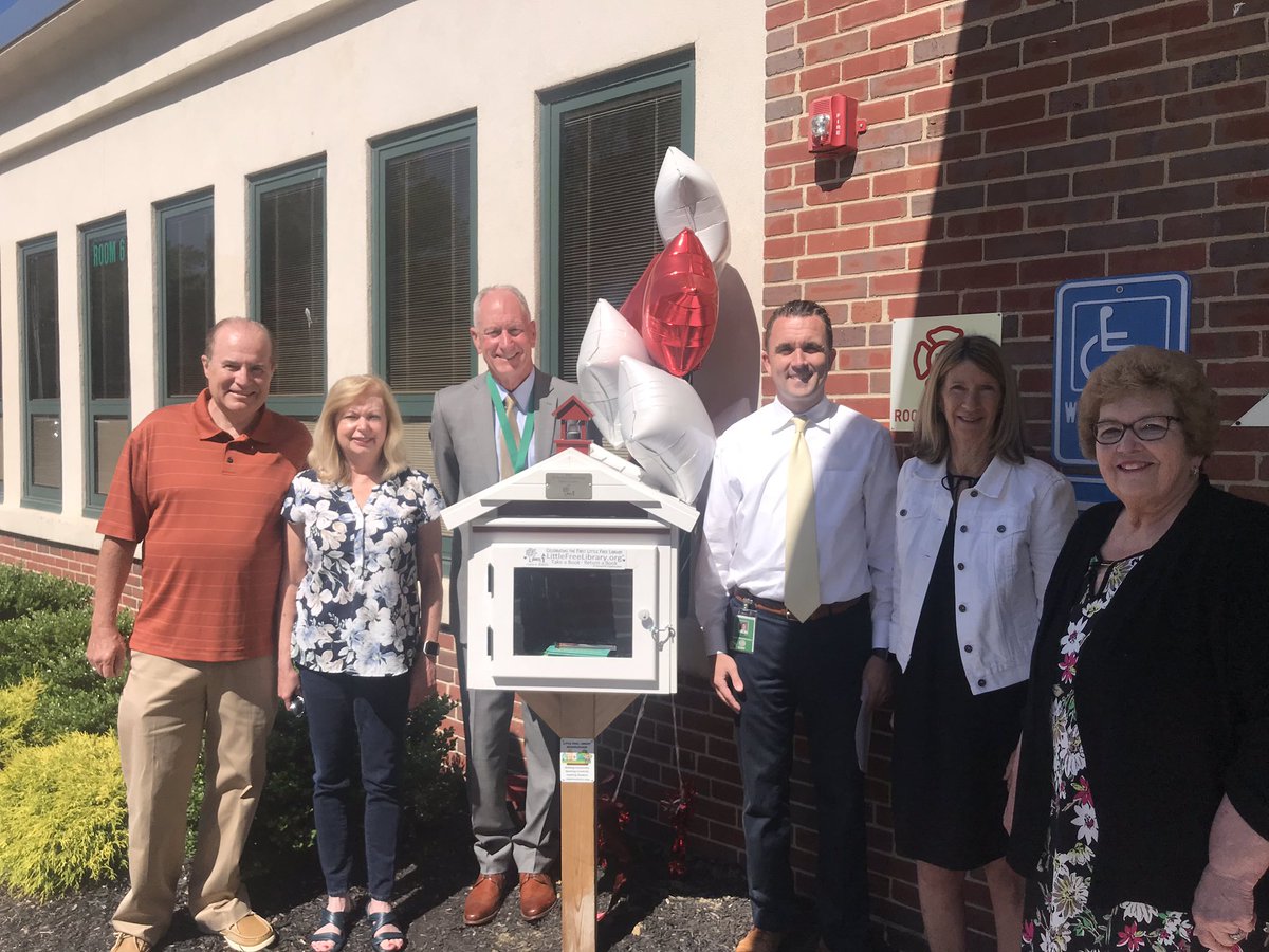 JaniceCirone's tweet photo. ⭐️Grand Opening⭐️of The Little Free Library at Oakview Elementary School! Open now to all members of the WD community📚Another coming soon at Red Bank School...#thankyouRotary #partnersinliteracy #ovreads @OVELEM @zlatkink https://t.co/0ZHSvsOzNt