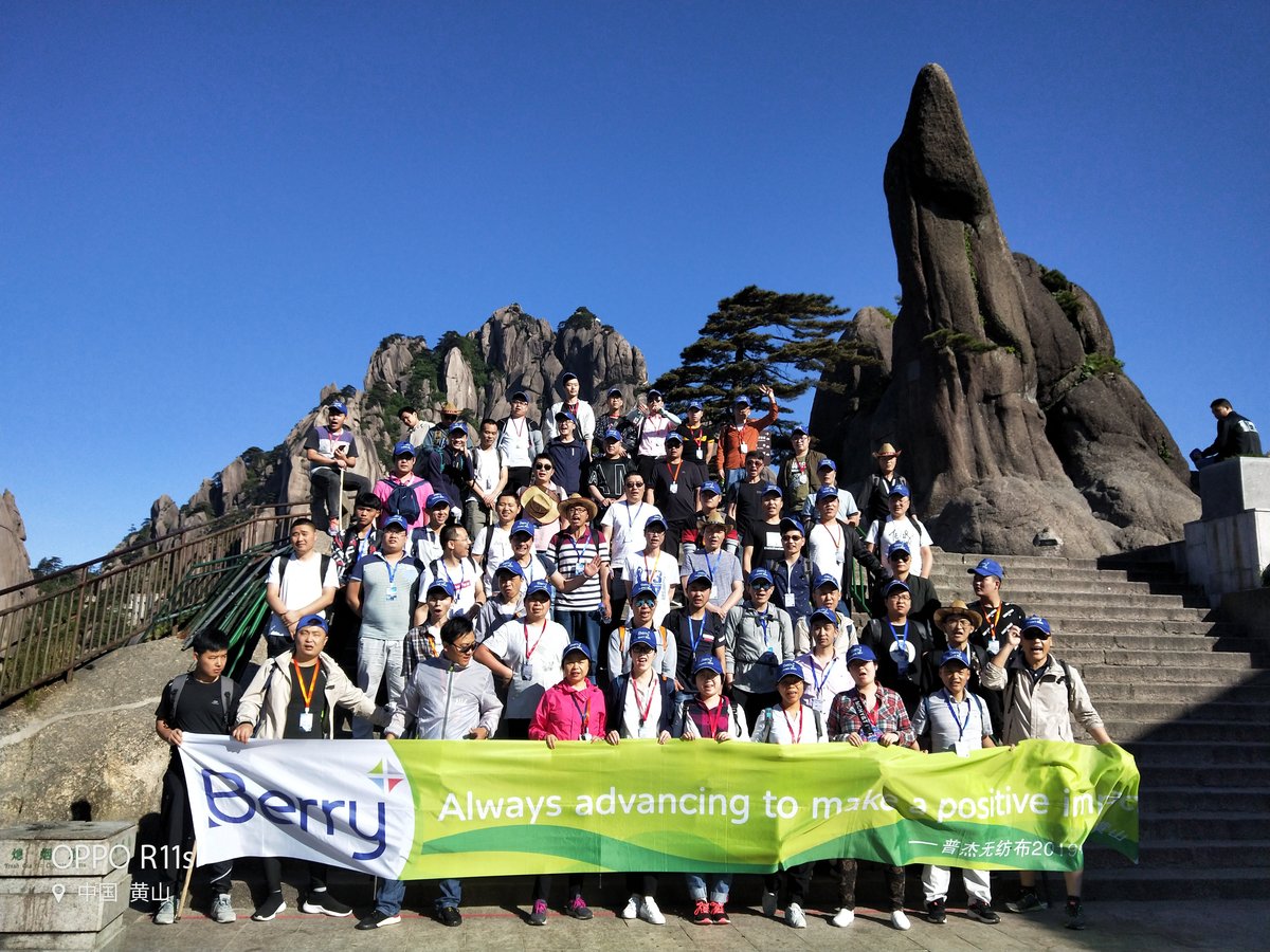 BerryGlobalInc's tweet photo. Employees from our Suzhou plant in China climbed #MountHuangshan and collected litter to help make a positive #environmentalimpact.  After witnessing the work of our team, a little girl mimicked them as she began to pick up items from the mountain path for #recycling. https://t.co/UR7N1Ww27L