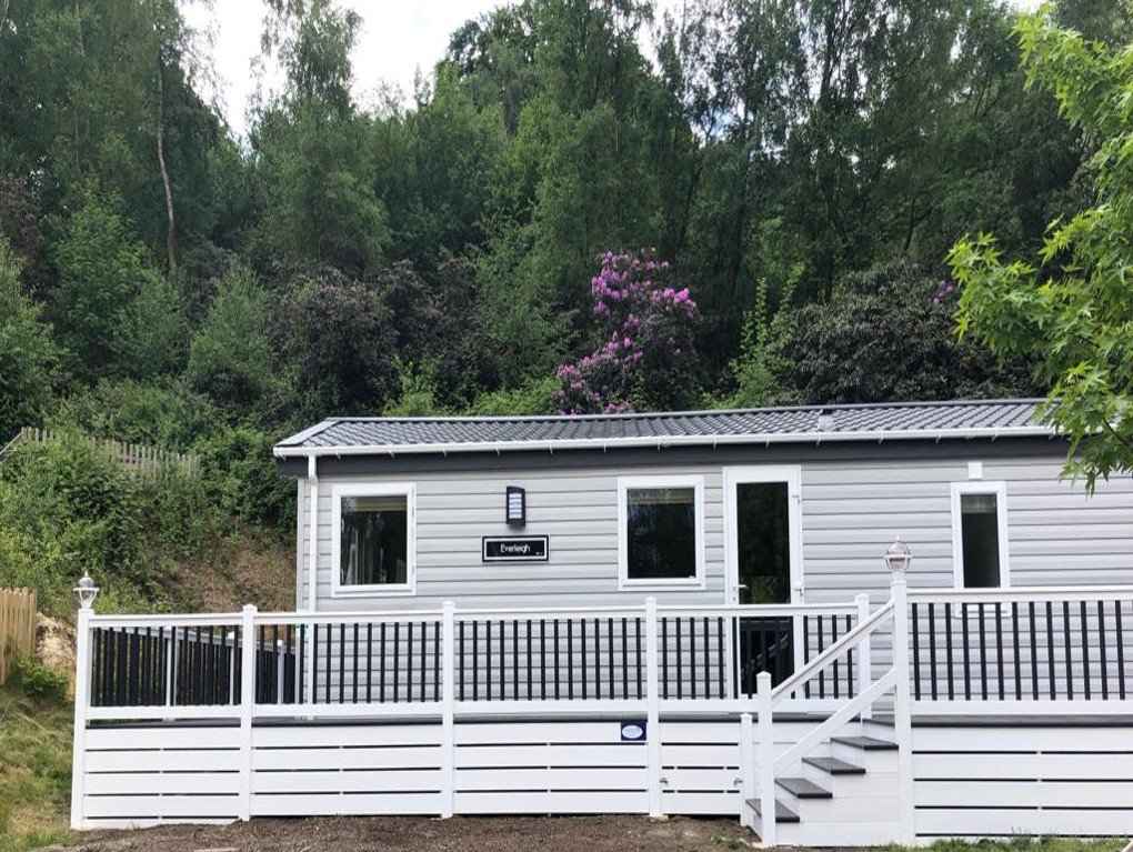 Dekboarduk's tweet photo. We L😍VE the setting of this holiday home in the trees. Our expert decking installer has created a large outdoor area with gate and stairs to add space and security. #decking #decks #outdoorliving #holidayhome #staycation #PVC https://t.co/VYIMLGNtyi