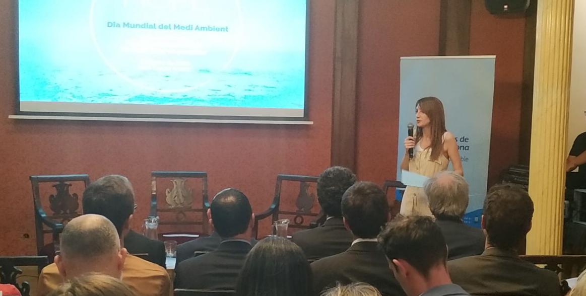 Comenecem els actes del #DiaMundialDelMediAmbient amb la presentació del catàleg del <a href="/TheZoneOfHope/">TheZoneofHope</a>!🕶️

L'experiència en realitat virtual que permet viure en primera persona els efectes del canvi climàtic ⏳

👤 Amb <a href="/Monica_Usart/">Mònica Usart</a>, Ramon Folch, <a href="/msalameros/">Maria Salamero i Sansalvadó</a> i @oriolalamany