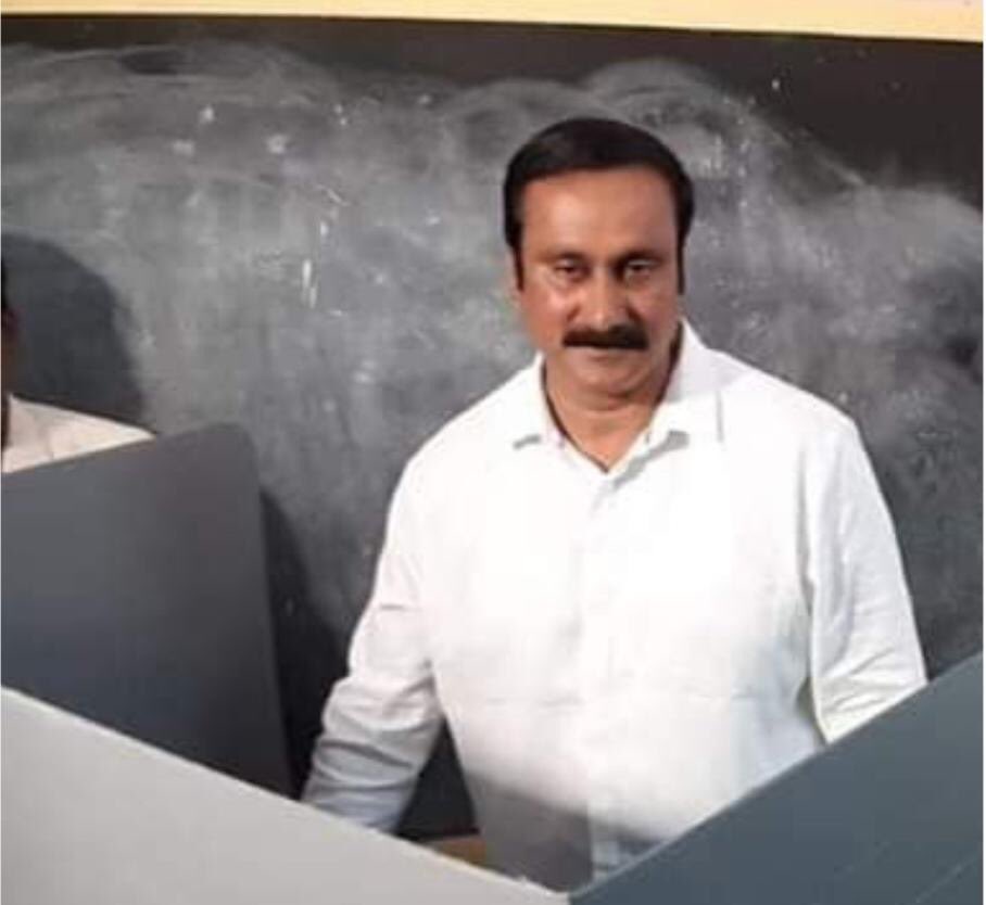 thechanakkiyan's tweet photo. சின்ன மாங்கா ராசி..
மாற்றம் முன்னேற்றம்ன்னு 2014 தேர்தலில் நின்று ஒரு தொகுதியில் கூட ஜெயிக்கலை..
2019 தேர்தலில்
கூட்டணிக்கு அமைச்சர் பதவி தருவதாக சொன்னானுங்க..அதிலும்
ஒரு தொகுதி கூட ஜெயிக்கலை.
#ZeroMPPMK
#ZeroMLAPMK
இது தான் சின்னமாங்காவின் சாதனை.. https://t.co/QjT0c1KXLL