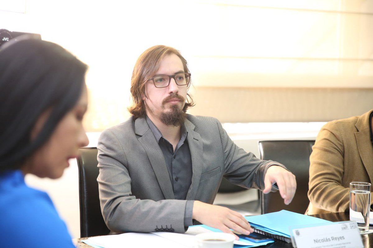 En un diálogo con la Ministra <a href="/berecordero/">Berenice Cordero</a> y Secretario Técnico del <a href="/CN_Igualdad/">Consejo para la Igualdad Intergeneracional 🇪🇨</a> hoy abordamos la propuesta de consulta sobre los derechos de las niñas y niños en Ecuador. Nuestro principio es promover la participación de todos y profundizar la democracia.