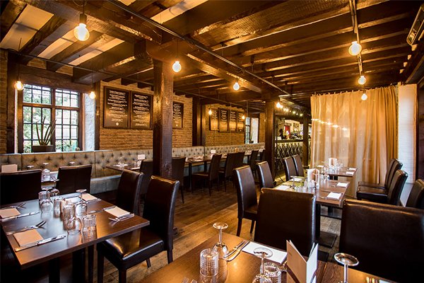 Venues_org_uk's tweet photo. .@tudorbarneltham is surrounded by thirteen acres of parkland and a medieval moat. This venue is perfect for casual dining as well as celebratory meals, weddings, parties and corporate events. https://t.co/13RfrPpadC #TudorBarn #tudorbarninLondon #eventspaces #londonvenues https://t.co/QtKZB5LoyF