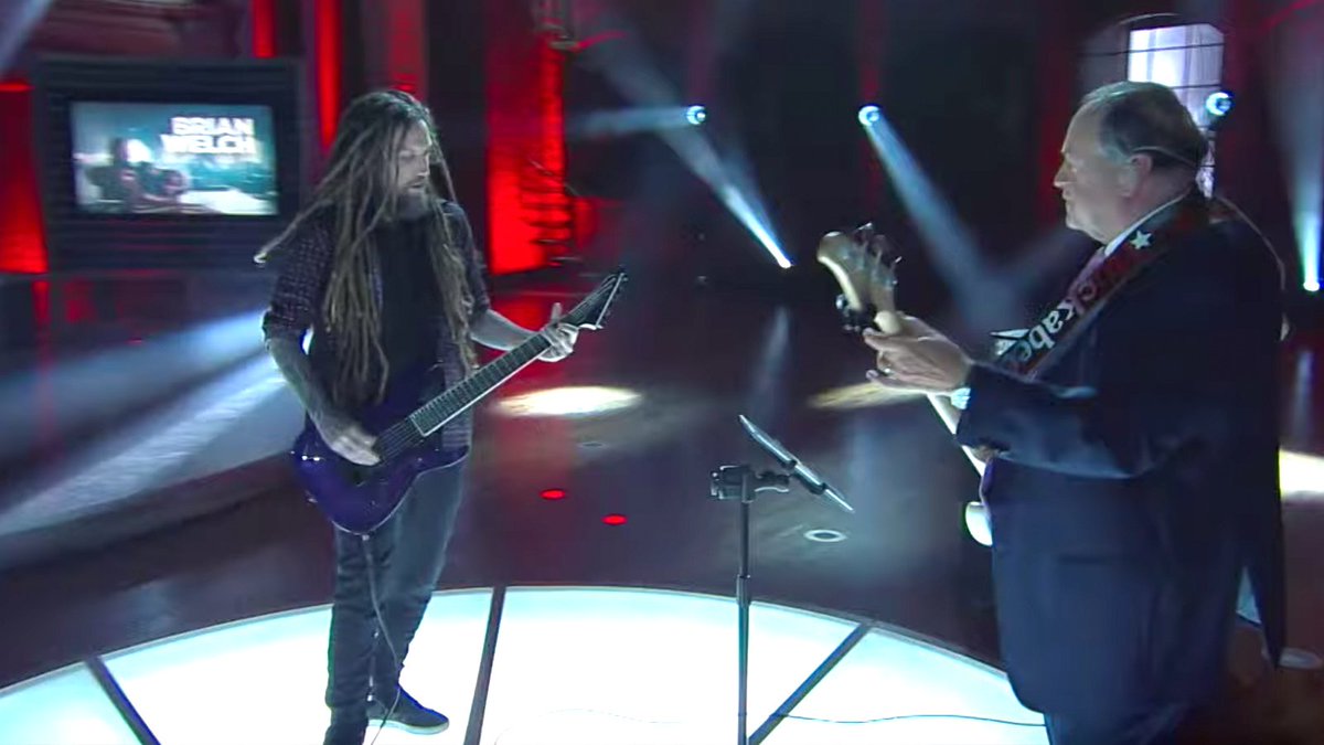 Revolvermag's tweet photo. See @Korn’s @brianheadwelch play “Blind” with ex-Arkansas governor Mike Huckabee https://t.co/zGvPPzTc1B https://t.co/JY1eXaF5HU