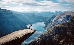 En una visita a los #fiordos noruegos, pueden realizarse actividades en la #naturaleza como #senderismo, #kayak, o disfrutar de la #gastronomía en los #restaurantes locales modernos y medievales. ow.ly/ycU430nfTKb #viajeros #europa #viajes #turismo