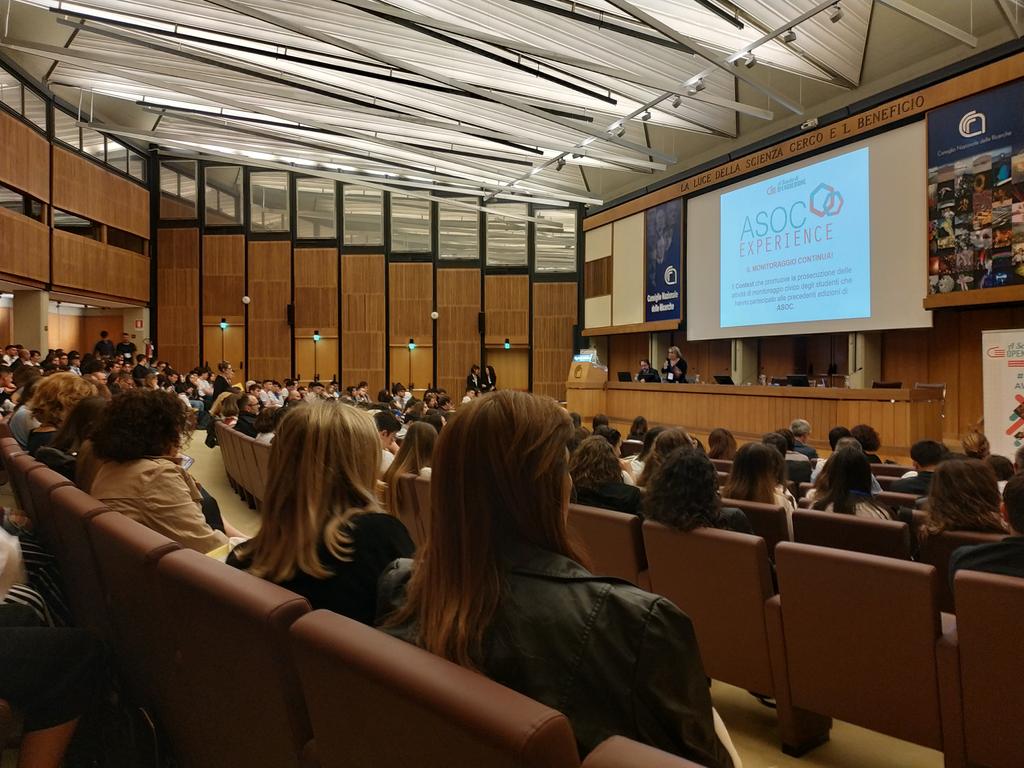 fedecolonna's tweet photo. Eh questi ragazzi di oggi, signora mia, quanto monitorano! 😁 Belle esperienze at #asocawards @ascuoladioc #fondieuropei https://t.co/lytzOtqSse