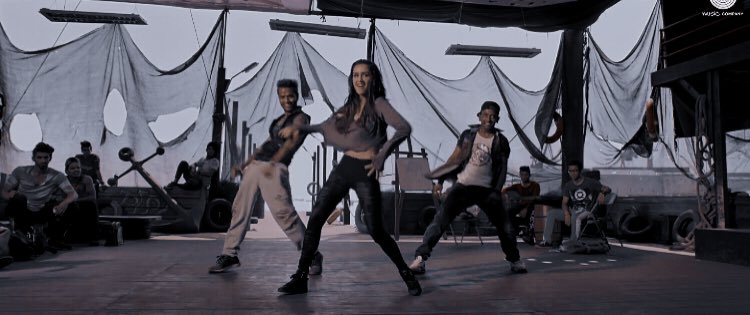 booksb4looks's tweet photo. ✿Sun Saathiya feat. Shraddha Kapoor 

“main ret si, boond ka zariya tu,
paa ke tujhe bheeg jaaun re...” https://t.co/B7MgqsTfWT