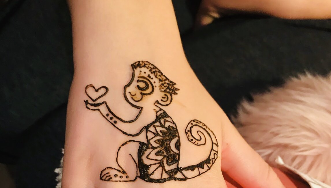 FacingAngels's tweet image. Am I the only one in love with this little monkey?🐒 

#henna #hennaartist #bodyart