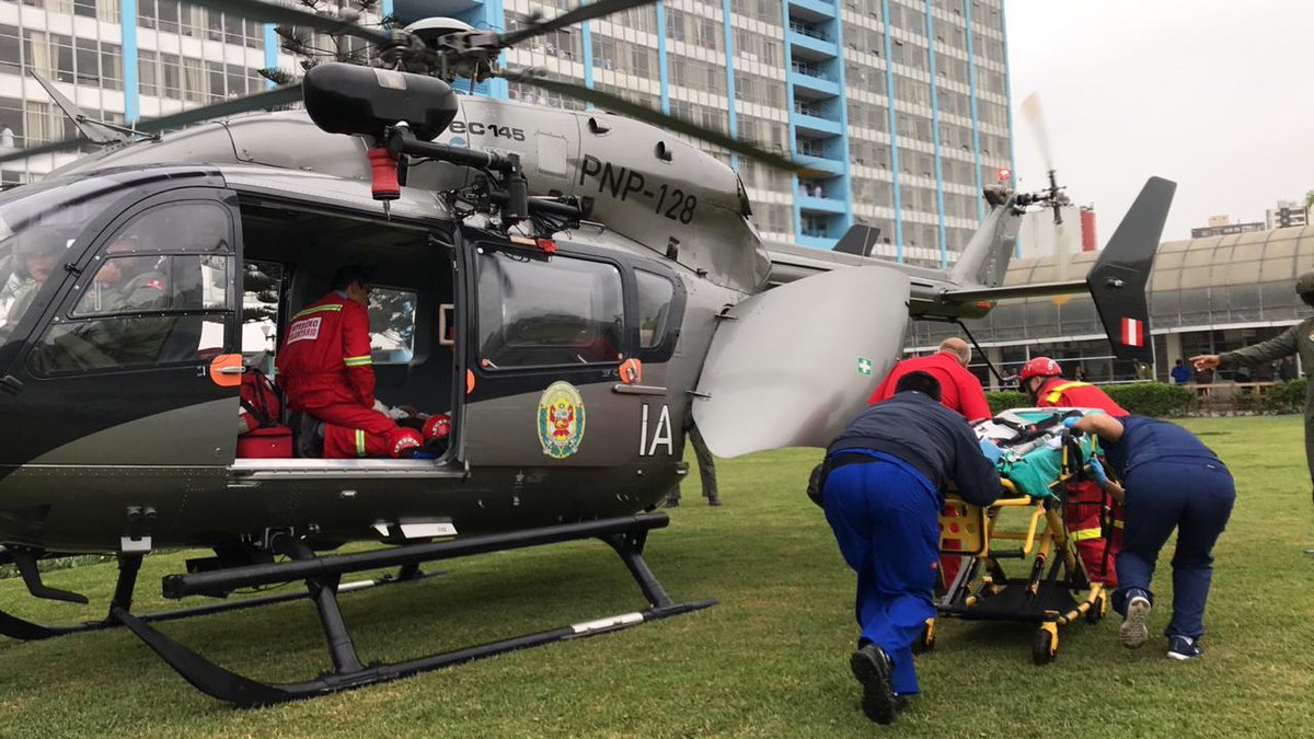 EsSaludPeru's tweet photo. #EsSaludInforma | Mediante el apoyo de la @PoliciaPeru, se realiza el traslado aéreo hacia el Hospital Rebagliati de dos bomberos, víctimas del accidente de tránsito ocurrido en #Huacho. Nuestro equipo médico se encuentra preparado para brindar los servicios de emergencia. https://t.co/xHxQyUZzl6