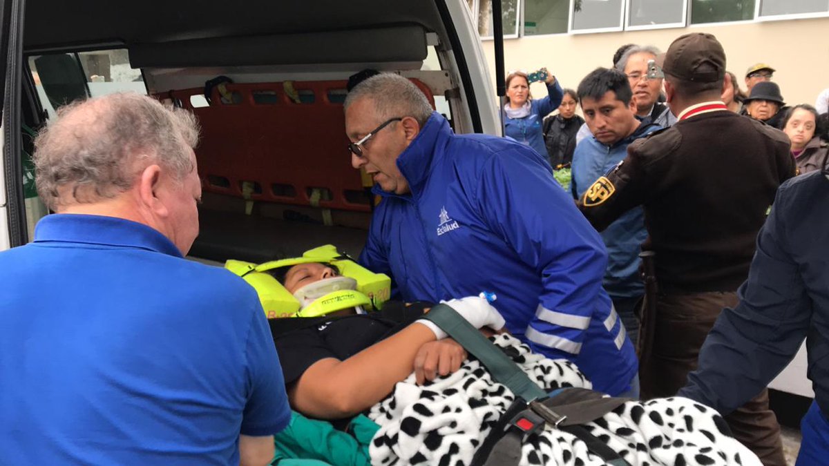 EsSaludPeru's tweet photo. #EsSaludInforma | Mediante el apoyo de la @PoliciaPeru, se realiza el traslado aéreo hacia el Hospital Rebagliati de dos bomberos, víctimas del accidente de tránsito ocurrido en #Huacho. Nuestro equipo médico se encuentra preparado para brindar los servicios de emergencia. https://t.co/xHxQyUZzl6
