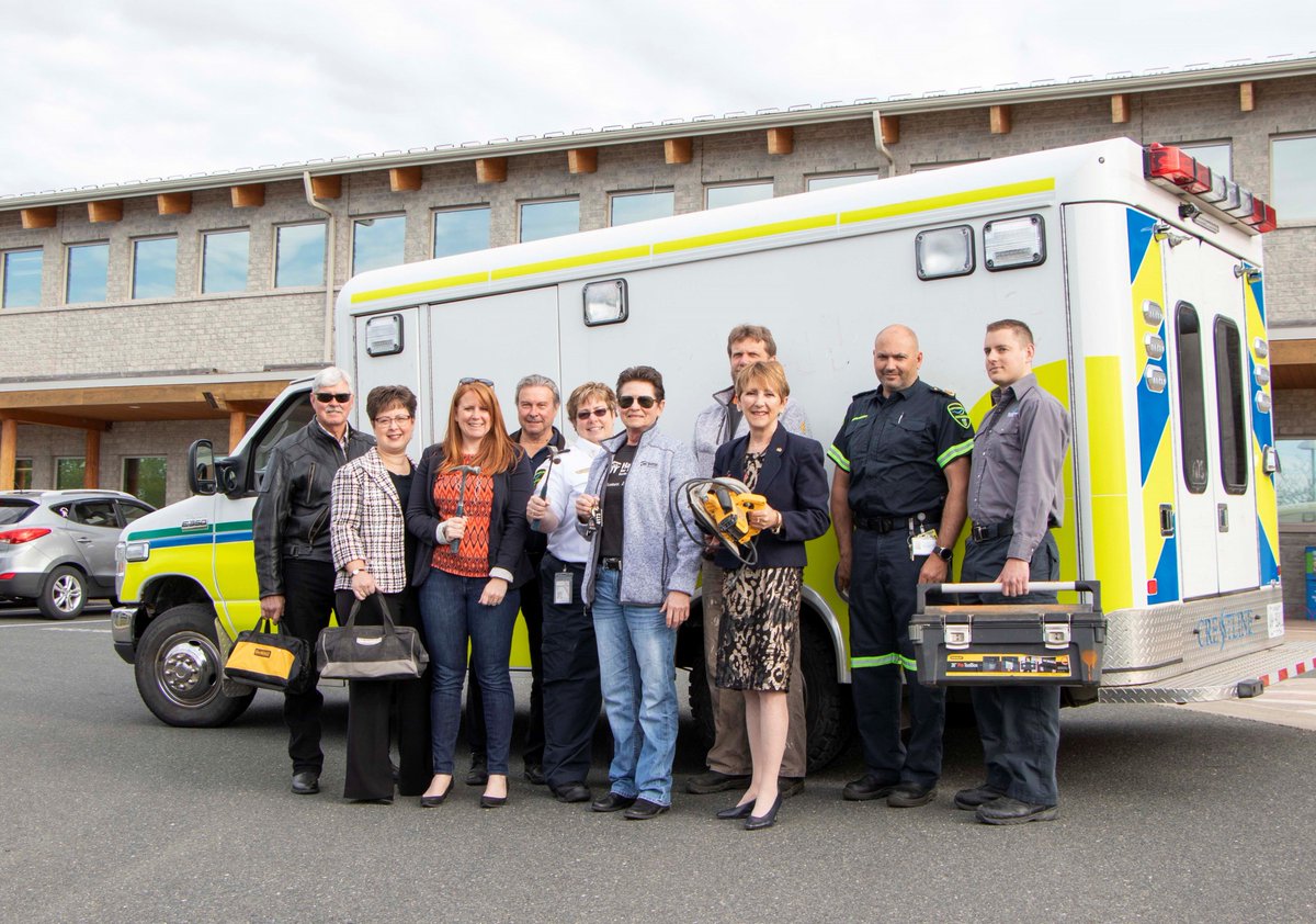 Nthld_County's tweet image. Today, the keys for a decommissioned Northumberland Paramedics ambulance were handed over to officials from Habi­tat for Humanity Northumberland, who will use this donation to transport tools, equipment and building materials to work sites. bit.ly/2WHJb2h