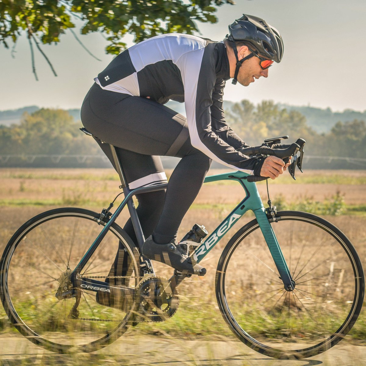 culture_velo's tweet photo. On a testé l' @Orbea Orca M20i ! 🚴‍♂

Il ravira de nombreux cyclistes désirant trouver un vélo agréable à utiliser tous les jours aussi bien le cyclosportif que le compétiteur.

Découvrez notre avis ➡ https://t.co/yAwukhPsOX https://t.co/40EhWMAMy6