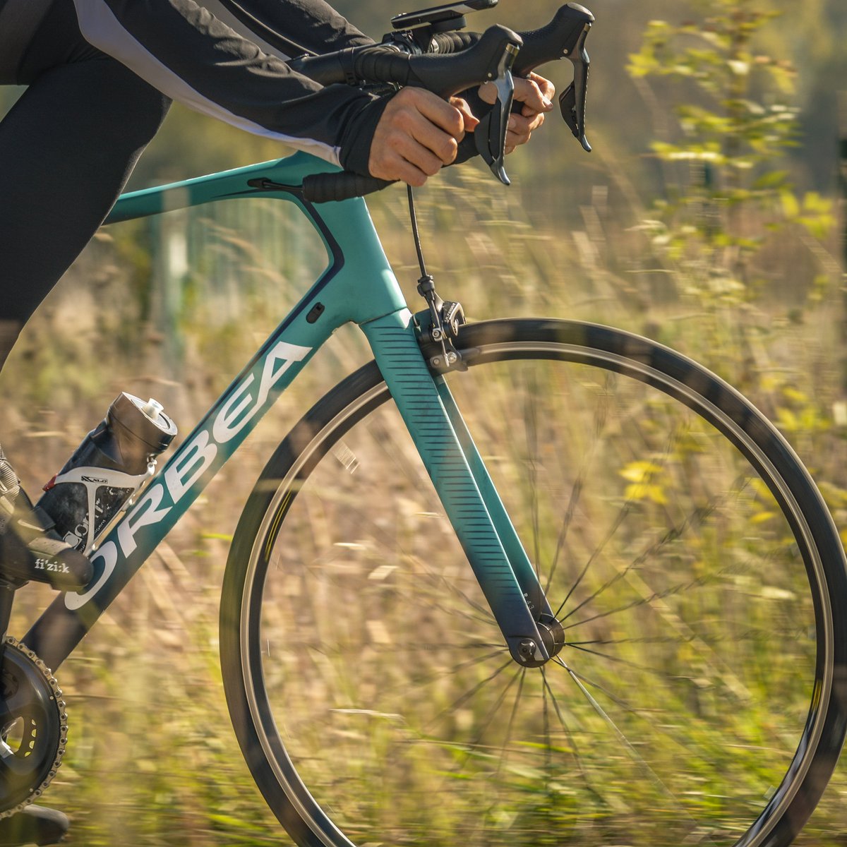culture_velo's tweet photo. On a testé l' @Orbea Orca M20i ! 🚴‍♂

Il ravira de nombreux cyclistes désirant trouver un vélo agréable à utiliser tous les jours aussi bien le cyclosportif que le compétiteur.

Découvrez notre avis ➡ https://t.co/yAwukhPsOX https://t.co/40EhWMAMy6