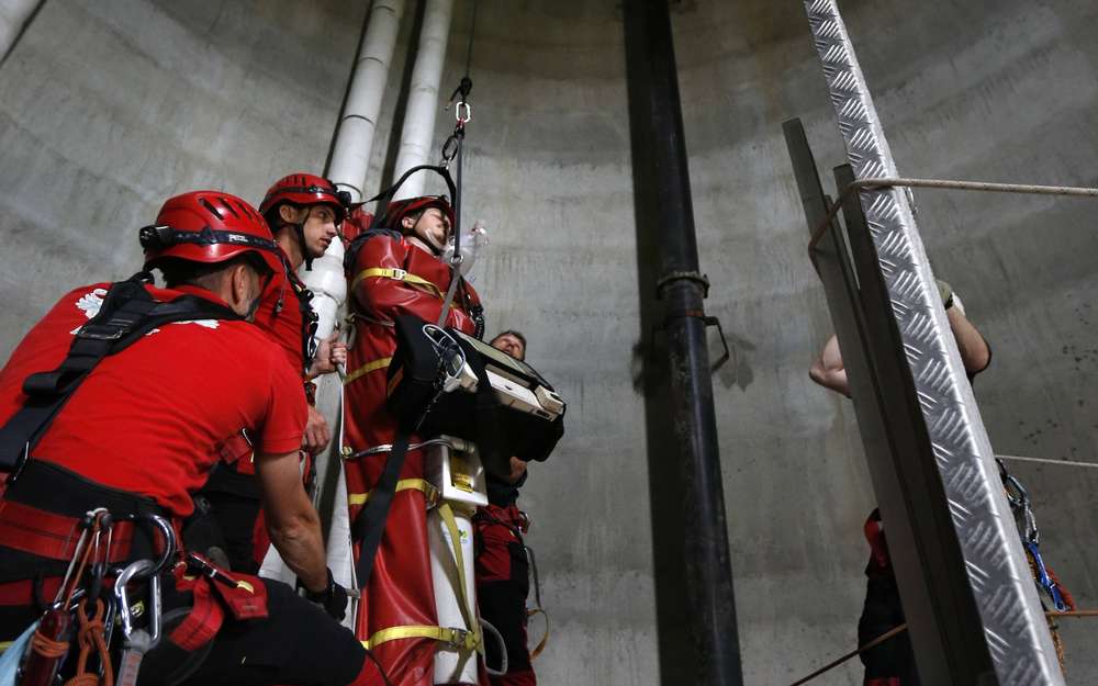 Vivian_AMIEL's tweet photo. A #Cognac, en collaboration avec @Veolia_FR, les pompiers mènent une mission sauvetage dans un château d’eau à plus de 40 m de haut ! Rien ne remplace la pratique face à de tels risques. Félicitations à tous.
#AlwaysInSafe #VigilancePartagée #2'Attitude https://t.co/NCFBvqijEZ https://t.co/XKzOcS10Vg