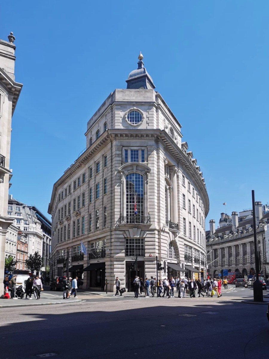 Forever dreaming of the sunshine on cloudy days like these... who's missing the sun? 🌞 Head to Regent Street today and treat yourself to some retail therapy. Don't forget your Privilege Card! 🛍️💳

#RegentStreet #PrivilegeCard #Sunshine