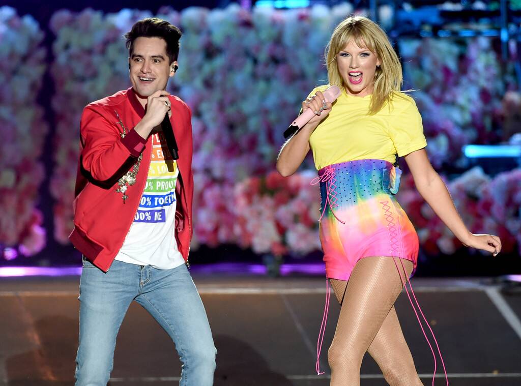 highesthopes's tweet photo. Together we must continue fighting for love 👊 Support the Equality Act + sign @taylorswift13's petition https://t.co/Qk2tsPjKMR https://t.co/lQ4dWRYa7i
