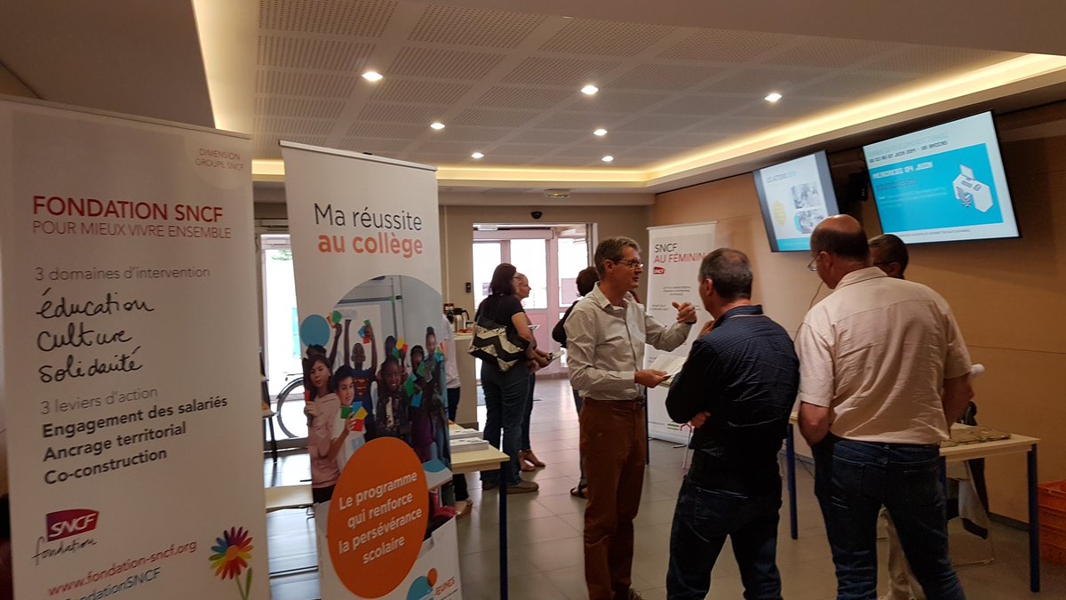 stbaudry's tweet photo. Journée sur l'engagement sociétal #SNCF à #Amiens : présentation de la @FondationSNCF et du mécénat de compétences qui permet aux collaborateurs de s'engager auprès d'associations. Merci à Robert Leclercq de @energie_jeunes @hautsdefrance pour sa présence et son énergie ! https://t.co/Tjrel5UQvP