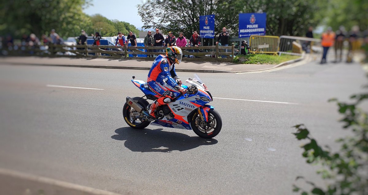 Mermaid_KaTTe's tweet photo. Try again this time with photo 🤦🏽‍♀️@peterhickman60 cruising in as a winner 🏆🛵💨😎 #LoveTT #IoMTT #ttwinner #amateurphotographer @iom_tt @iomttpics https://t.co/wkef40jLbh