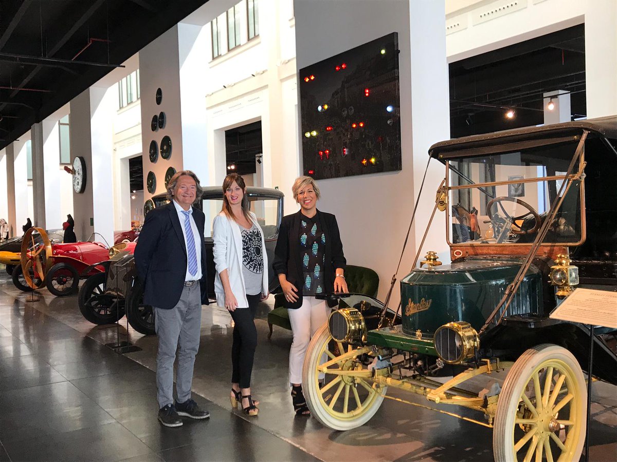 EadeUniversidad's tweet photo. #noticiasEADE.
Hoy estamos de enhorabuena, hemos firmado un convenio de colaboración con el @MuseoAutomovilM y de la Moda de Málaga, para el desarrollo de prácticas, formación, actividades y programas de investigación conjuntas.
👇🏻👇🏻
https://t.co/o8w6Vsutyu
 
#Prácticas #empresa https://t.co/Nvc8VYyJhc