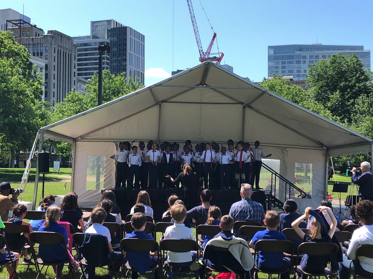 Beautiful day on the Boston Common for the #BPSArts Festival with ⁦@EdVestors⁩, ⁦@BPSiCreate⁩ and ⁦@BostonSchools⁩ Interim Superintendent ⁦@LPerille⁩.