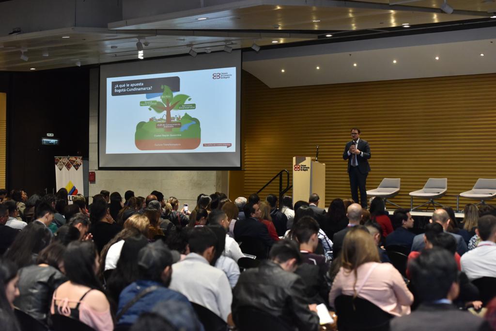 camaracomerbog's tweet photo. #Envivo "¿Cuáles son los retos que tienen empresarios en este canal de ventas? Encontramos que nuestros empresarios tienen un desconocimiento en Estrategia, Mercadeo, Logística y Finanzas relacionadas con eCommerce" @JuanDaCastano #EcommerceTransfronterizo https://t.co/EDuYE4aKhe