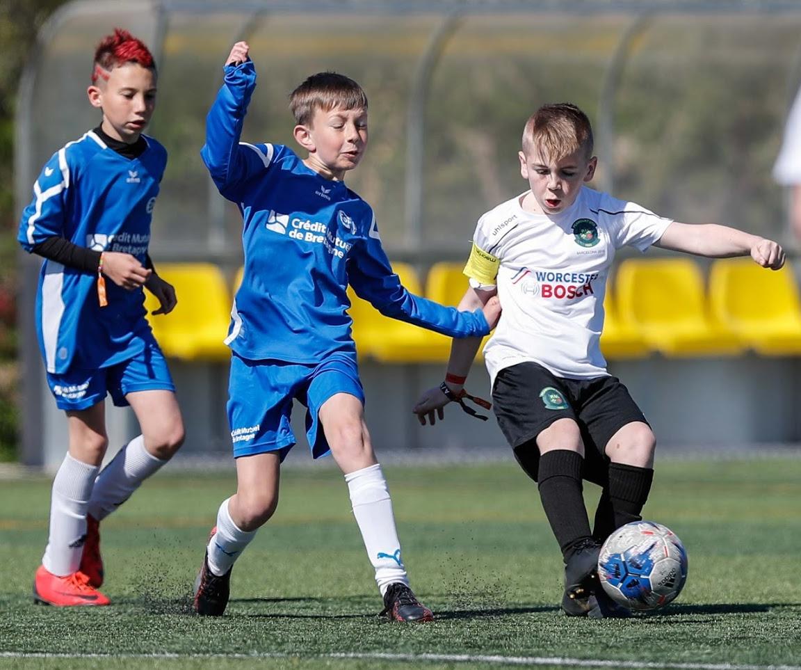 One of the Peamount United teams in action with C.O Pacé at the Football Cup Barcelona. Next ones are in October 2019 and April 2020. #footballcupbarcelona #peamountunited #springsoccer #youthfootballtournament #ungdomsfotball #youthfootballtournaments #fotbollsfestival #Fußball