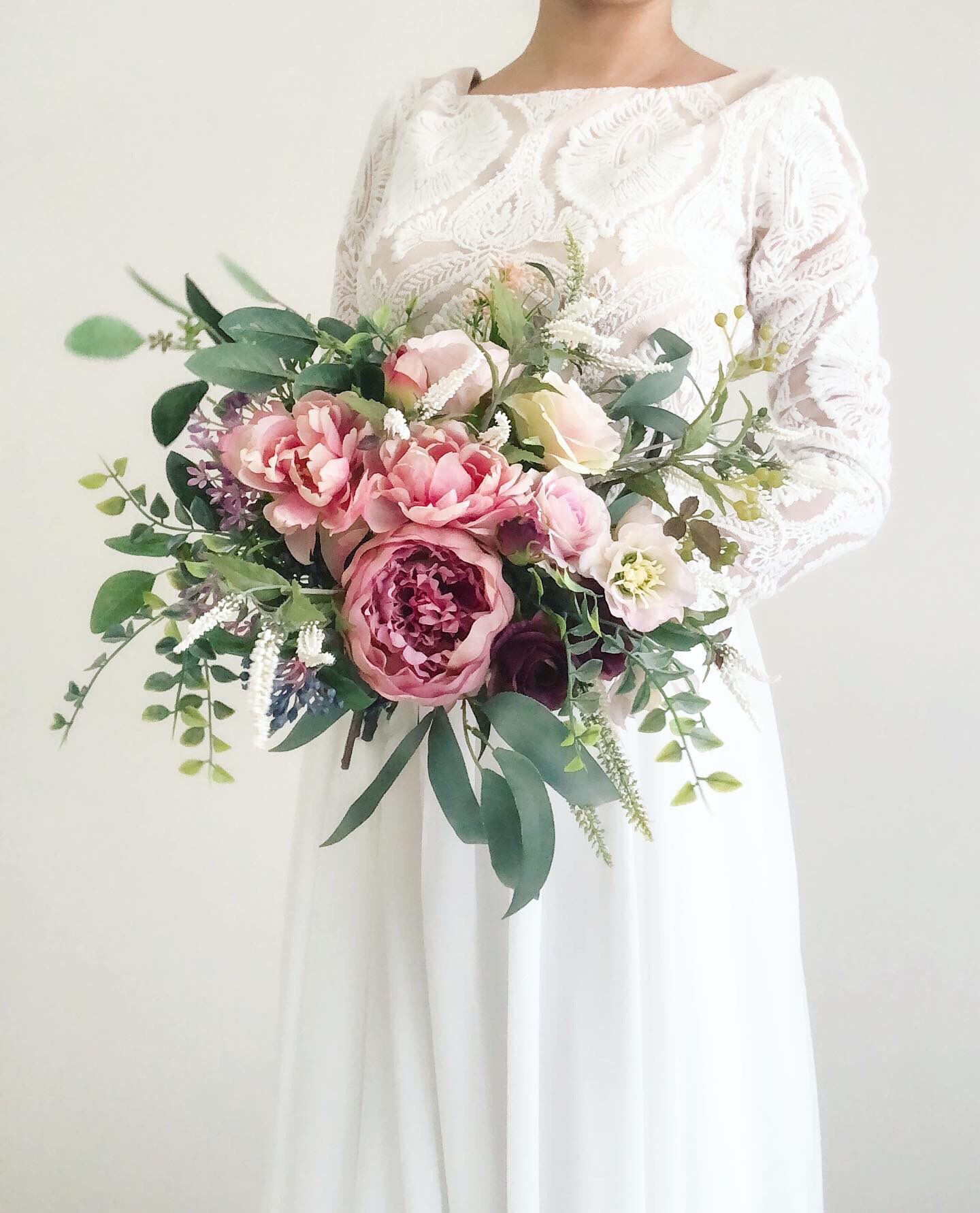M Tu こちらも全部造花 アーティフィシャルフラワー で作ったブーケです 壊れないので海外ウェディングに持って行かれる方が多いです 芍薬をたくさん使った華やかなブーケ Wedding ウェディングブーケ ブライダルブーケ 海外ウェディング ハワイ