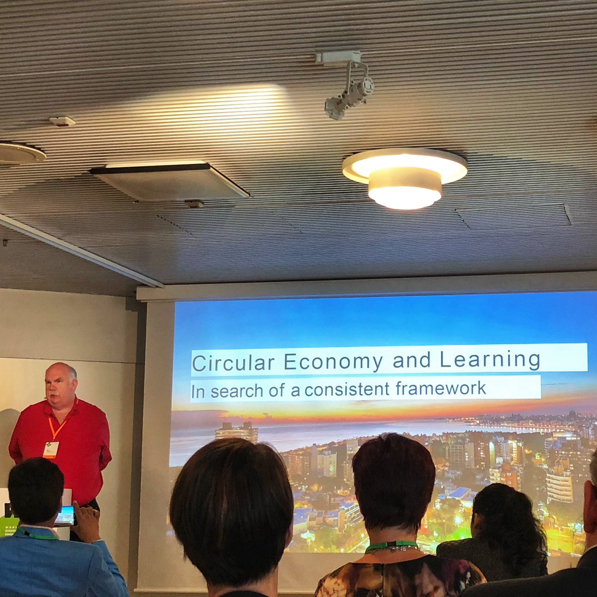 inspiring talk by <a href="/CircularEconKen/">Ken Webster</a> in the life long learning session of the #WCEF2019. Teaching circular economy using a biological metabolism lens to connect the dots! #furn360 #design4circleEU