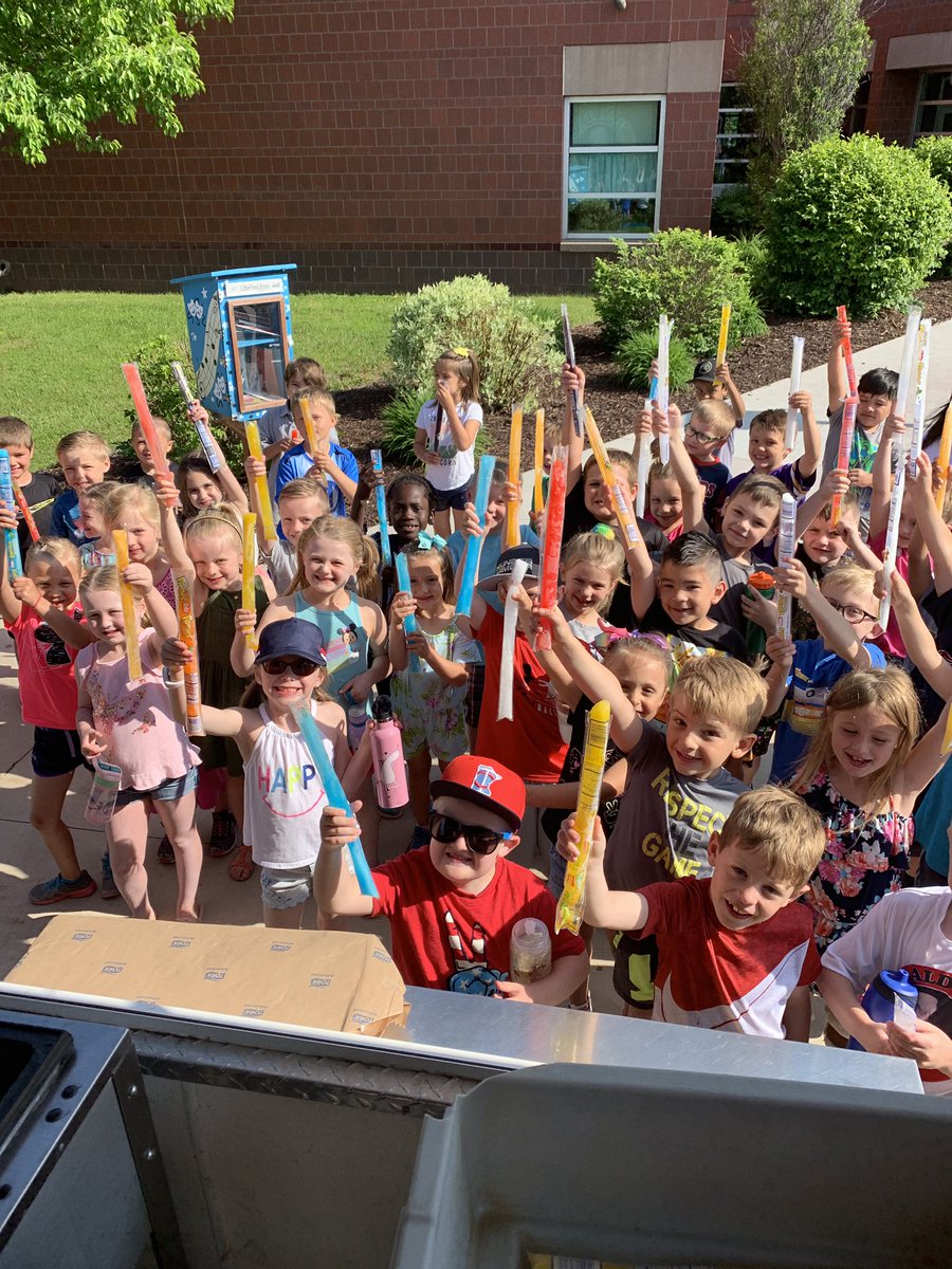 BaldysBBQmn's tweet photo. Had to stop and see the kids on the last day of school #lakeviewelementry https://t.co/5dZWe0ISvW