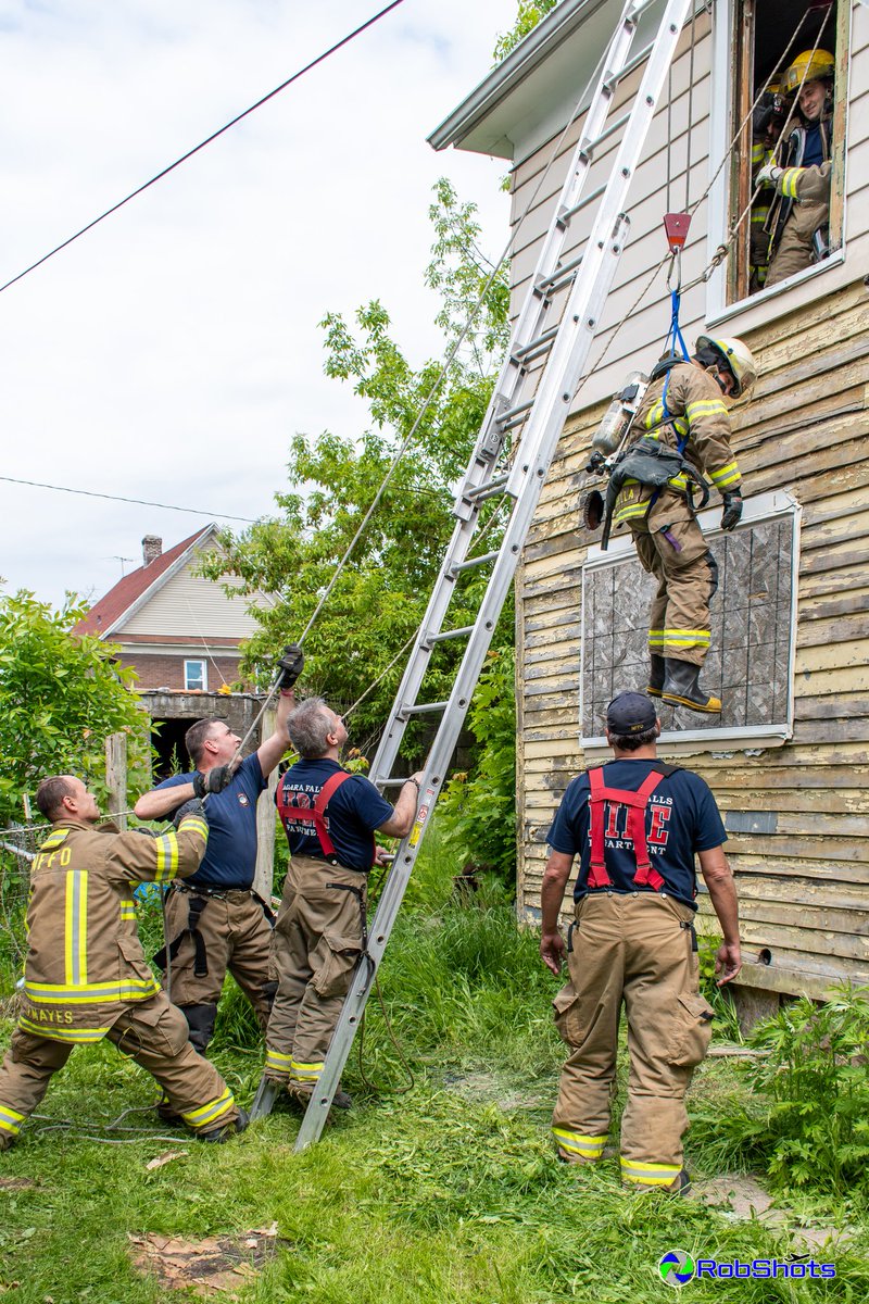 RobShots_'s tweet photo. Niagara Falls Fire out conducting emergency bailout drills this morning at a vacant structure on 19th Street. Click link for more photos https://t.co/OyHDmmoc9a https://t.co/RBCAMZ1UOo