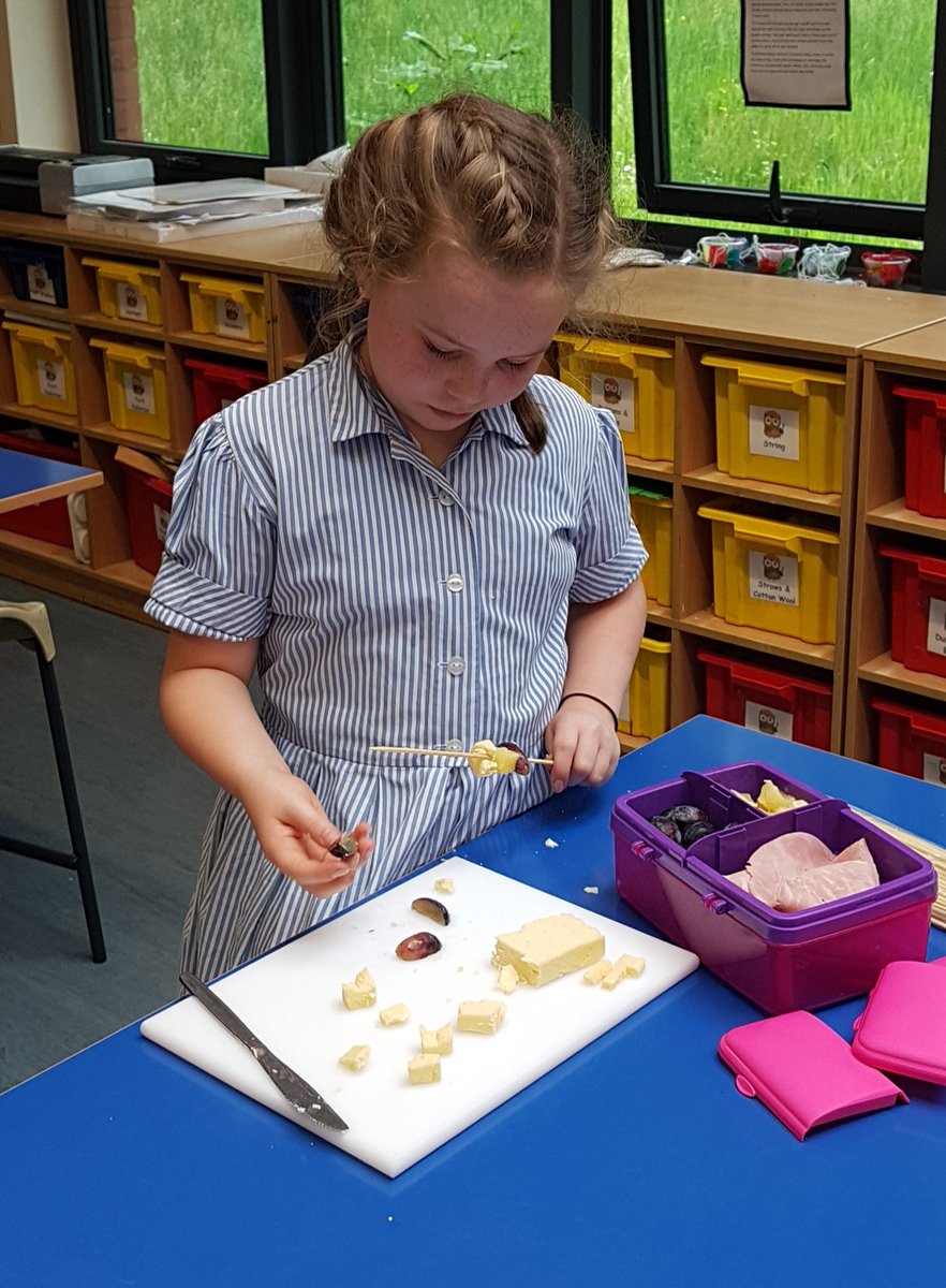 Pitsford_School's tweet photo. Treats &amp; Eats Club members created some no-cook kebab snacks this afternoon. #tasty #healthykids #fruitandveg #hamncheese #olivesnchorizo https://t.co/rxYUnaYtRd