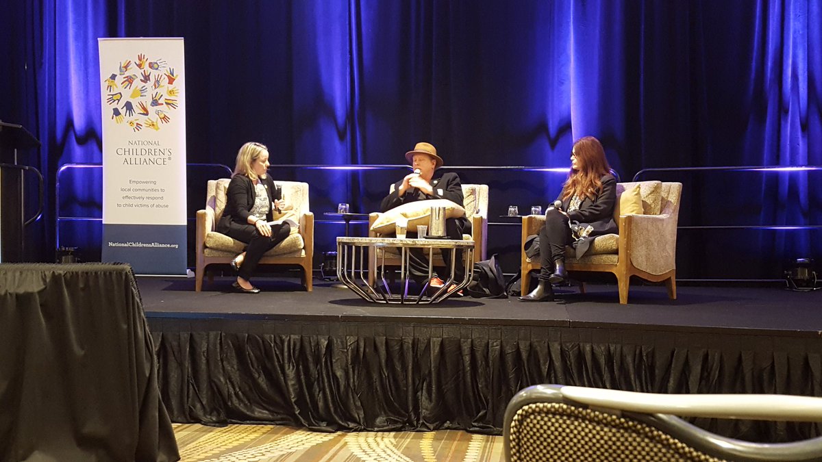 BPPPpiranhapig's tweet photo. Darrell Hammond and Michelle Esrick talk about the importance of telling your story to raise awareness and how to advocate for the cause #LCon19 #bethechange #Shine https://t.co/dkCHPj2oxl