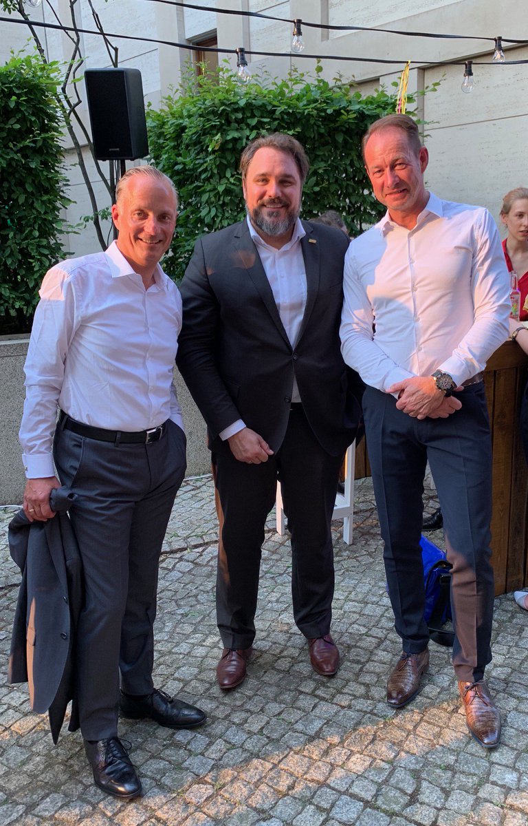 VdWRW's tweet photo. Parlamentarisches Frühlingfest @GdWWohnen in der Bundeshauptstadt #Berlin. Sommerliche Temperaturen und fachlicher Austausch mit Michael #Groschek, @ChrisKuehn_mdb und @DFoest https://t.co/nZyiH9yMS5