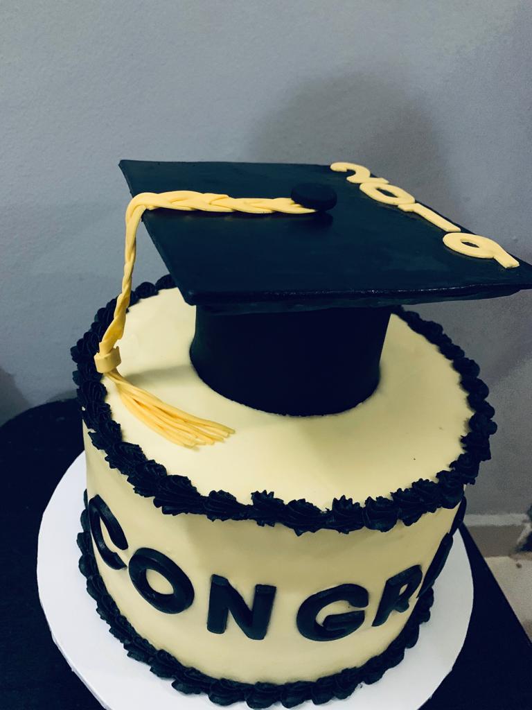 cakesbyASHKEN's tweet photo. Made this graduation cake for @Toladimeji_ on Sunday. Congrats dear. 
Just look at the tassel and cap sitting pretty.  #babcockUni #graduationcakes #2019 #tassel https://t.co/2iNDPlzq1i