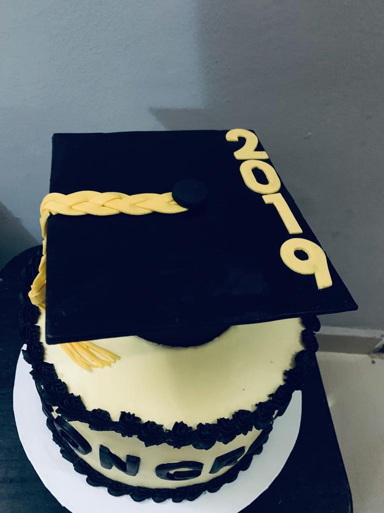 cakesbyASHKEN's tweet photo. Made this graduation cake for @Toladimeji_ on Sunday. Congrats dear. 
Just look at the tassel and cap sitting pretty.  #babcockUni #graduationcakes #2019 #tassel https://t.co/2iNDPlzq1i