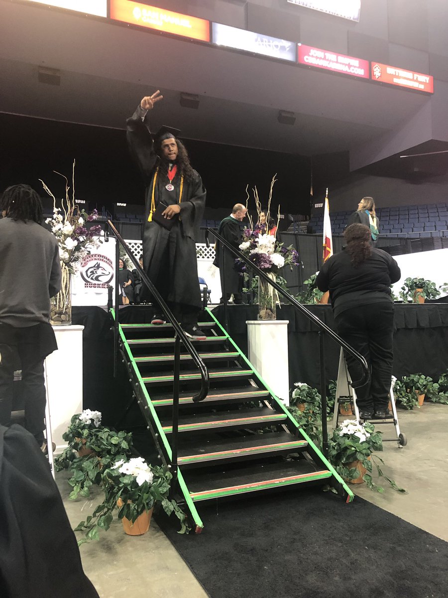 JsNJourneys's tweet photo. So much positive energy and love at the Class of 2019 Graduation🎓❤️🖤 # Cen10 https://t.co/01lJW3oqab