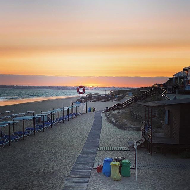 Sunset on #gale beach 😍 #algarve #albufeira #portugal #travelblogger #instatravel #travelgram #lppathfinders #instatravel #travelphotography bit.ly/2Xx7Y6w