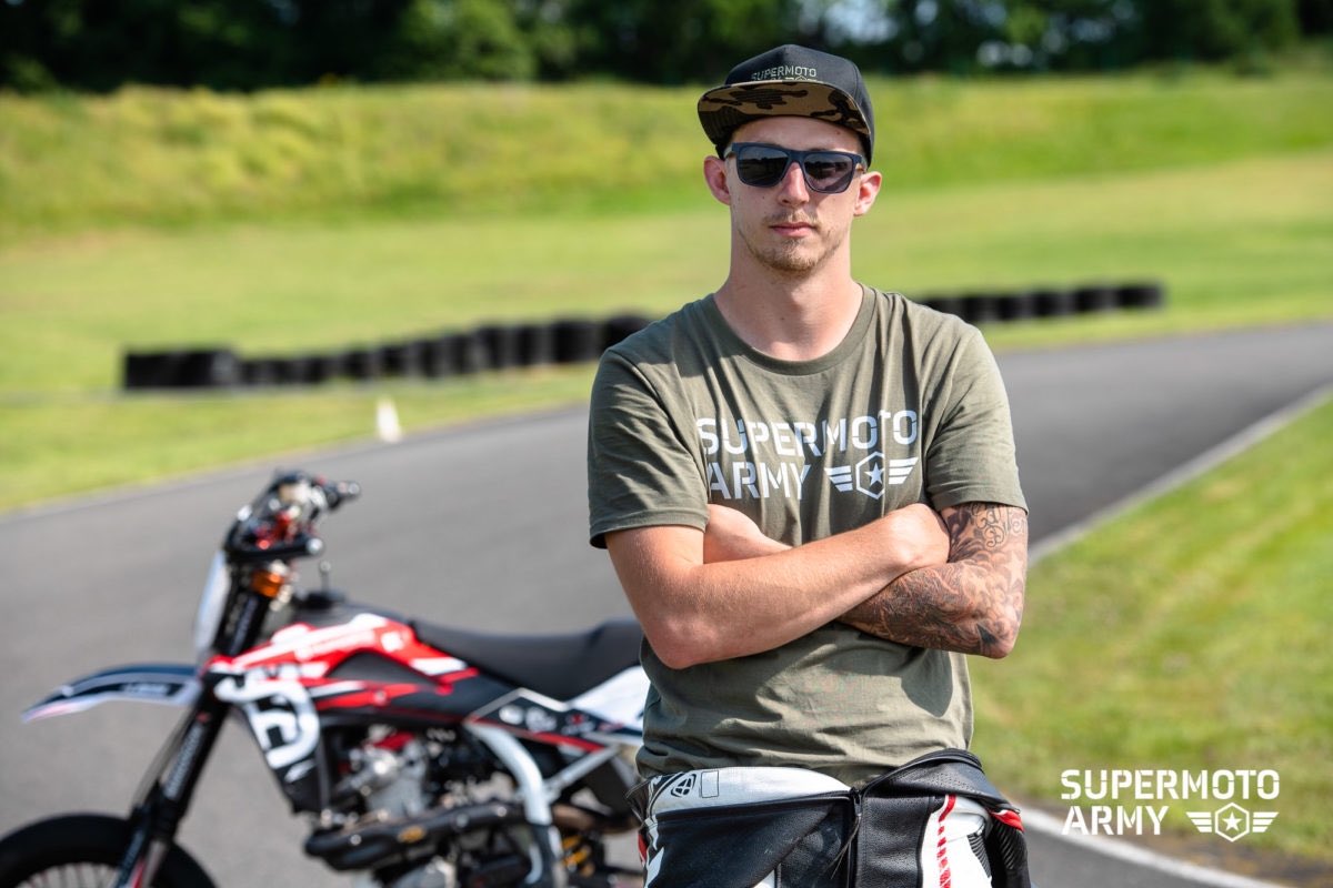 La liste est sortie 😈 je vous annonce officiellement que je fait partie d’une nouvelle aventure, <a href="/SupermotoArmy/">Supermoto Army</a> a décidé de me faire confiance et je suis donc pilote officiel de la marque 😍😍😍
#supermoto #supermotoarmy #SMA #piloteofficiel #auxanges
