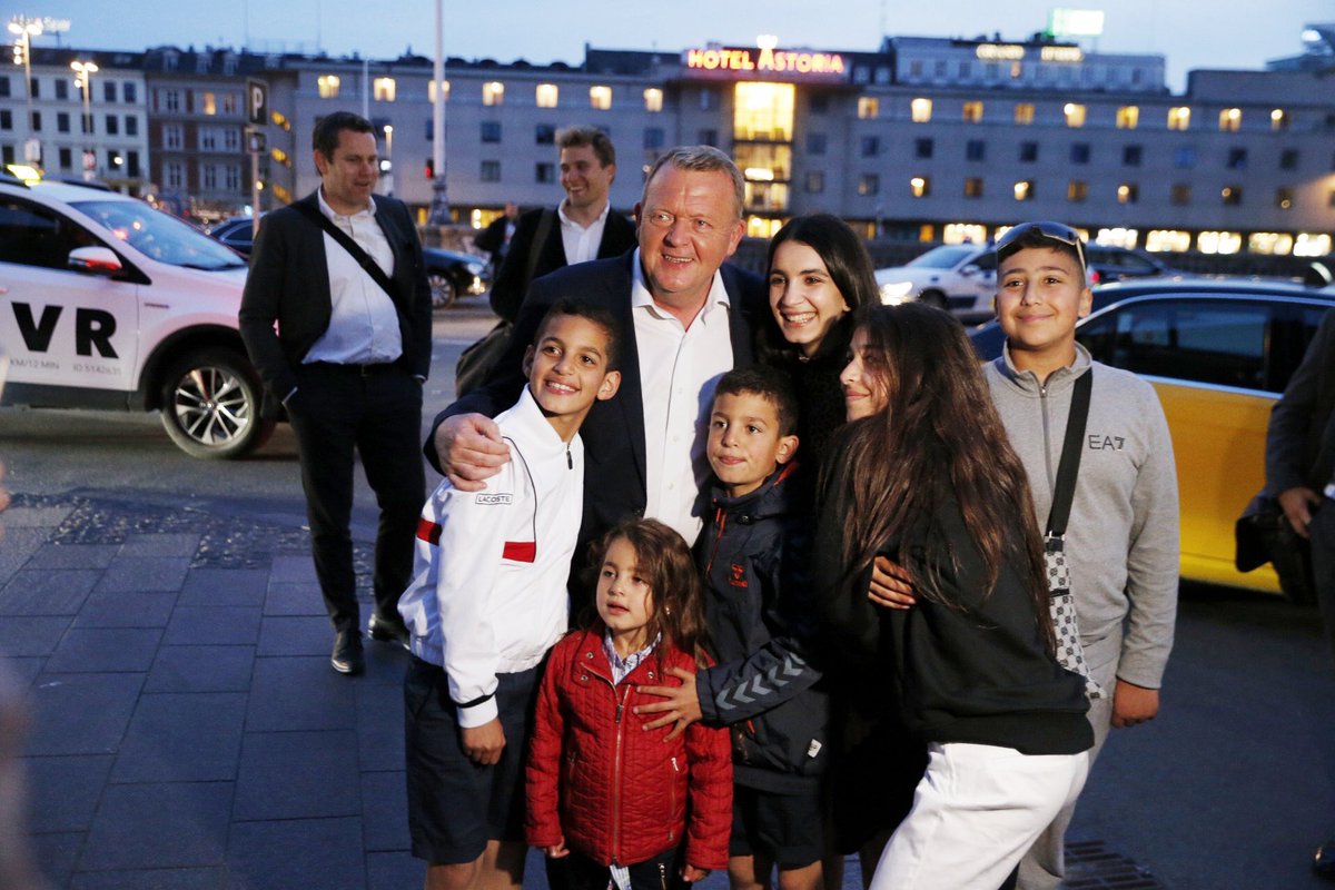 larsloekke's tweet photo. Mødte efter aftenens debat en dejlig dansk familie, som fejrede Eid Mubarak. Glædelig aften til jer alle. https://t.co/jkYxulBhje