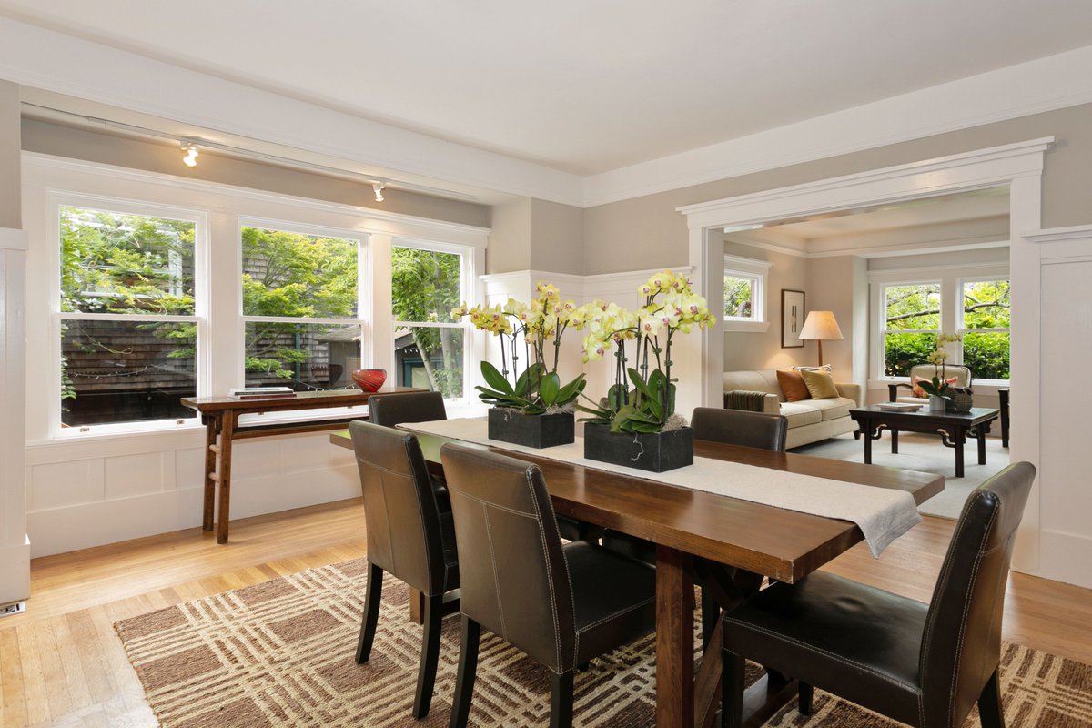 grubbco's tweet photo. A quintessential Berkeley brown shingle sited on a tree-lined Central Berkeley street:
https://t.co/1la5Cnvpfn
#berkeley #brownshingle #realestate #berkeleyhome #leadingre #livingroom https://t.co/H5e5D7aK9x