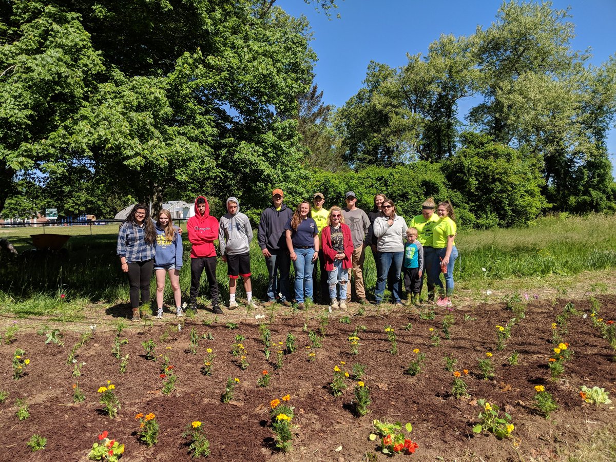 MrsHaberek's tweet photo. #charihoffa and @CHARIHOtech students planted the Richmond garden today - for the 10th year in a row! https://t.co/QtVoIDG8NJ