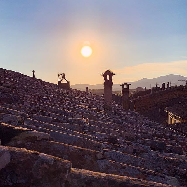 thespendypencil's tweet photo. Sunset over rooftops in Proceno, Italy. It was one of those moments where you see it and you think, “I’m really here?” #viafrancigena #proceno #tuscany #walkingtours https://t.co/SmvLp0bd5W https://t.co/3hYRctSTHg