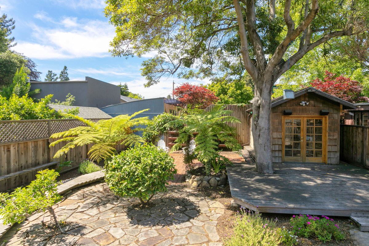 grubbco's tweet photo. Brown shingle craftsman in central Rockridge. This home in one of the most ideal location to access transportation, restaurants and shopping:
https://t.co/iNIYLlUuIJ
#oakland #rockridge #brownshingle #livingroom #oaklandhome #realestate https://t.co/hdn7j8Hate