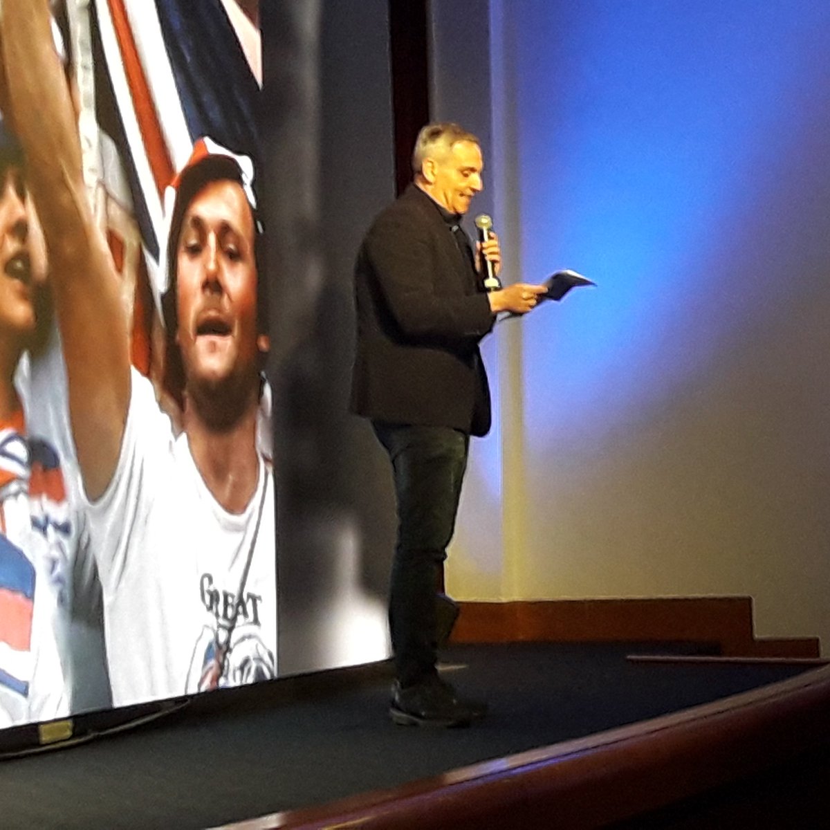 Lo scrittore Maurizio De Giovanni e il suo monologo contro il razzismo sul palco di "Football Leader 2019". #FL2019