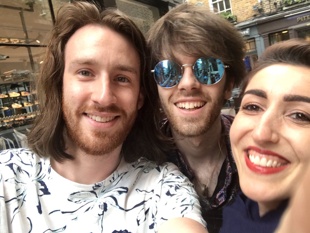 smoothpandaroux's tweet photo. Ohhhh fuck guys ! I was drinking a cider (I know) in the middle of London and guess who was walking down the street. Leoooo fucking Elso. I asked for a selfie, he s such a lovely boy. @LeoElso https://t.co/pgaWjaTWFw